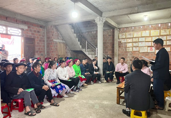 Đảng viên Vừ Mí Cáy - Tổ trưởng Tổ tiết kiệm và vay vốn thôn Há Ía tổ chức buổi sinh hoạt định kỳ, cùng bà con chia sẻ những kinh nghiệm về sản xuất, chăn nuôi Đảng viên Vừ Mí Cáy - Tổ trưởng Tổ tiết kiệm và vay vốn thôn Há Ía tổ chức buổi sinh hoạt định kỳ, cùng bà con chia sẻ những kinh nghiệm về sản xuất, chăn nuôi