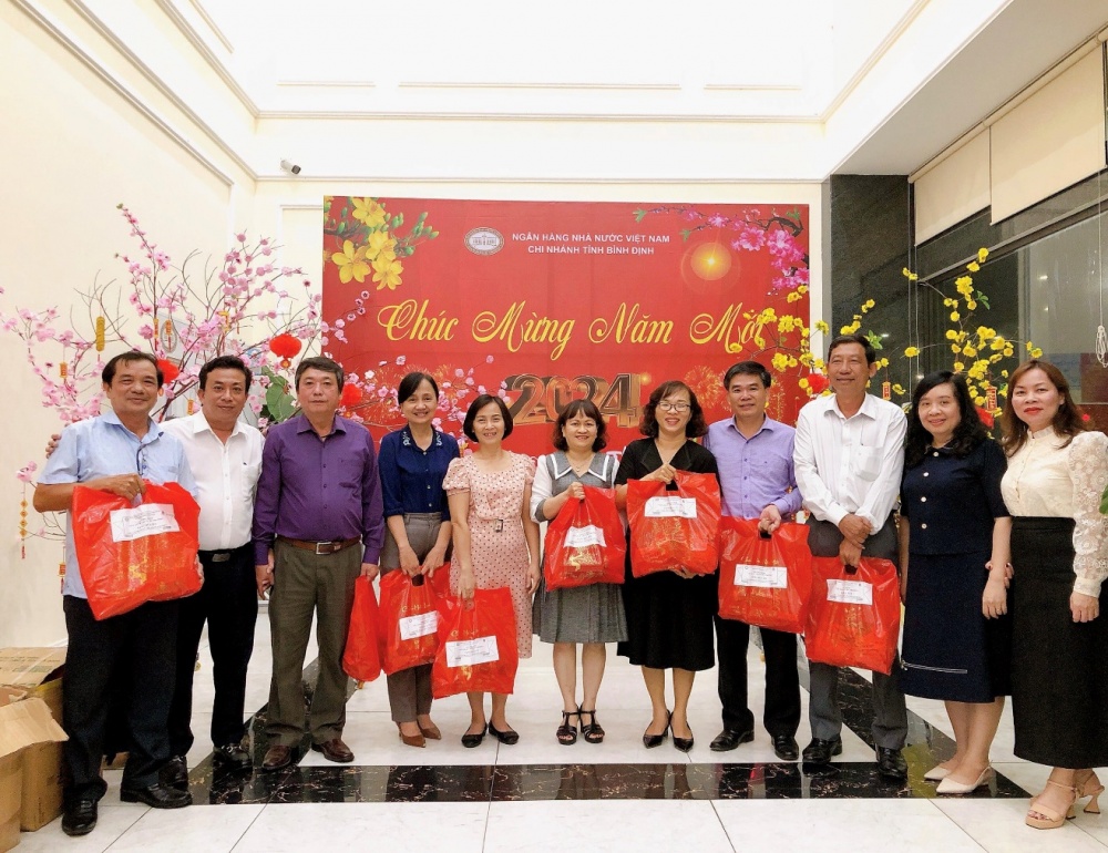 Ban Lãnh đạo và BCH CĐCS Chi nhánh trao quà tết cho đoàn viên tại chương trình “Tết ấm áp - Xuân yêu thương” năm 2024 Ban Lãnh đạo và BCH CĐCS Chi nhánh trao quà tết cho đoàn viên tại chương trình “Tết ấm áp - Xuân yêu thương” năm 2024