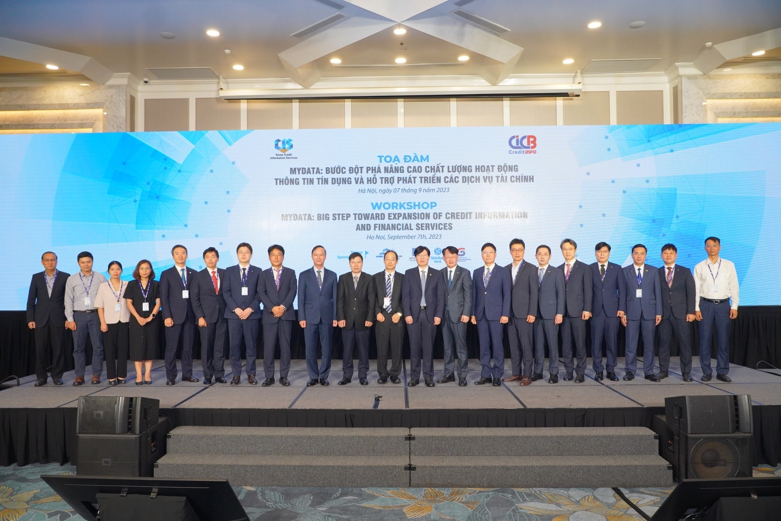 Đại diện BTC Tọa đàm MyData cùng các vị đại biểu khách mời Đại diện BTC Tọa đàm MyData cùng các vị đại biểu khách mời