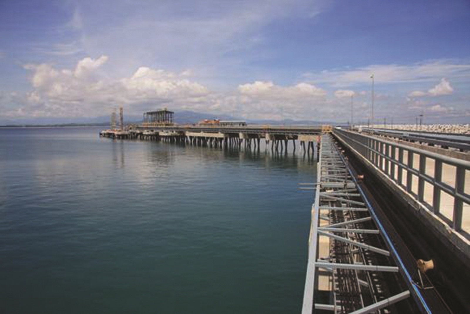 Đường dẫn dầu tại Khu kinh tế Dung Quất (Quảng Ngãi) Đường dẫn dầu tại Khu kinh tế Dung Quất (Quảng Ngãi)