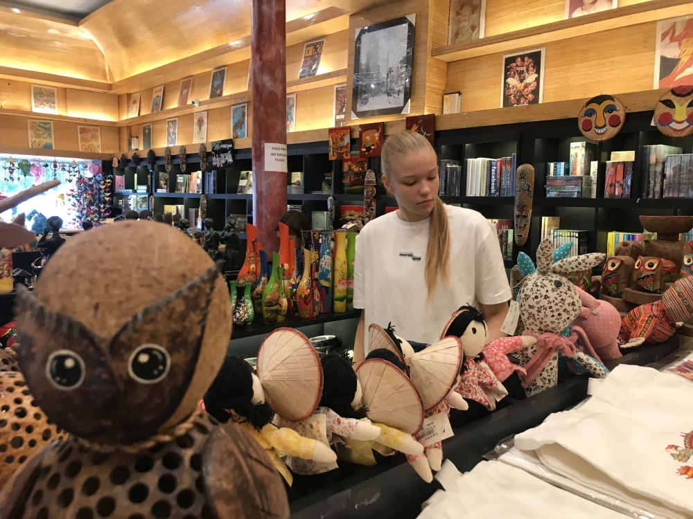 Du khách tìm mua sản phẩm quà tặng du lịch tại một cửa hàng bán đồ lưu niệm xung quanh Hồ Hoàn Kiếm (Hà Nội) 