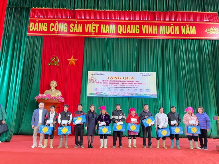 Người SHB đã đến nơi rẻo cao và trao những món quà Tết ấm tình đến bà con xã Y Tý