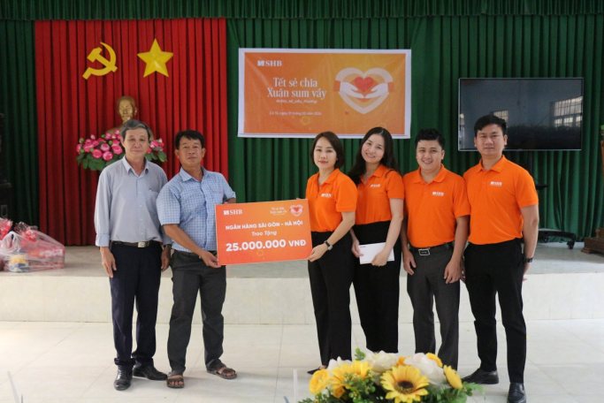 Người SHB đã đồng loạt đi tới nhiều địa phương trên cả nước để được tận tay trao những món quà, tình cảm từ trái tim đến bà con