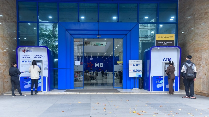 Cây ATM tại một toà nhà của MB lượng khách rút tiền đã không còn đông như mấy năm trước