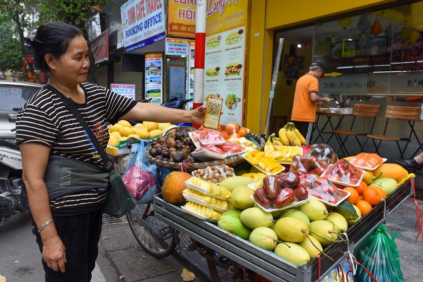 Khách rút tiền trên cây ATM ngày càng giảm