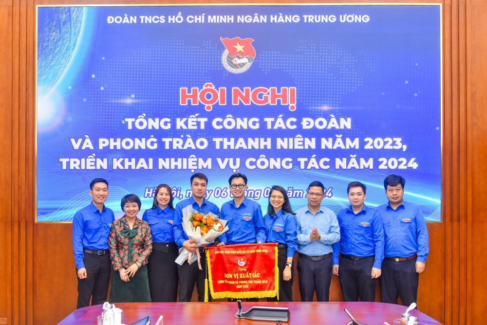 Đoàn Thanh niên NHTW nhận Cờ thi đua cho tập thể xuất sắc từ Ban chấp hành Đoàn khối cơ quan Trung ương Đoàn Thanh niên NHTW nhận Cờ thi đua cho tập thể xuất sắc từ Ban chấp hành Đoàn khối cơ quan Trung ương