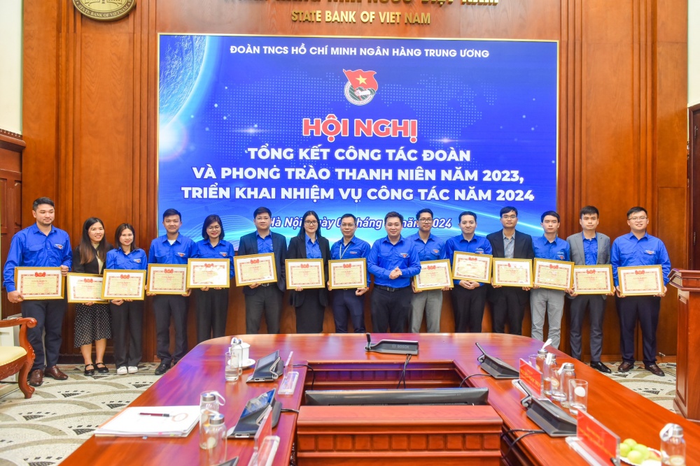 Ban Chấp hành Đoàn Thanh niên NHTW trao giấy khen cho các tập thể có thành tích xuất sắc trong hoạt động Đoàn Ban Chấp hành Đoàn Thanh niên NHTW trao giấy khen cho các tập thể có thành tích xuất sắc trong hoạt động Đoàn