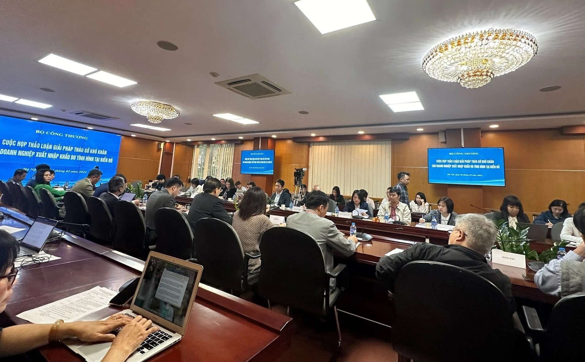 Toàn cảnh cuộc họp thảo luận giải pháp tháo gỡ khó khăn cho doanh nghiệp xuất nhập khẩu do tình hình Biển Đỏ.