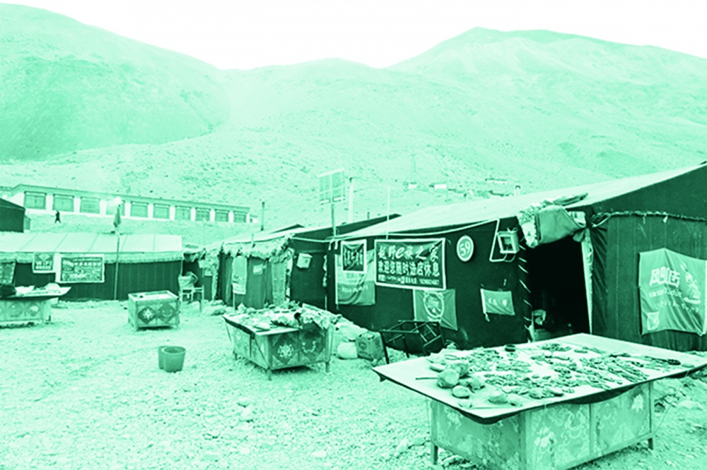 Sân trại lúc bình minh Sân trại lúc bình minh