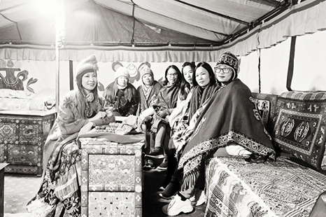 Ngủ lều trên trại nền Everest (tác giả ngồi ngoài cùng bên trái) Ngủ lều trên trại nền Everest (tác giả ngồi ngoài cùng bên trái)