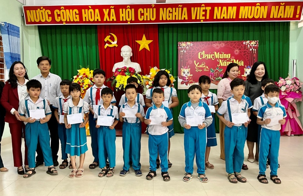 Ngành Ngân hàng Bình Định với chương trình “Xuân yêu thương - Tết nghĩa tình” Ngành Ngân hàng Bình Định với chương trình “Xuân yêu thương - Tết nghĩa tình”