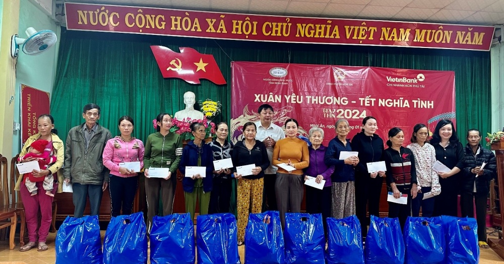 Ngành Ngân hàng Bình Định với chương trình “Xuân yêu thương - Tết nghĩa tình” Ngành Ngân hàng Bình Định với chương trình “Xuân yêu thương - Tết nghĩa tình”