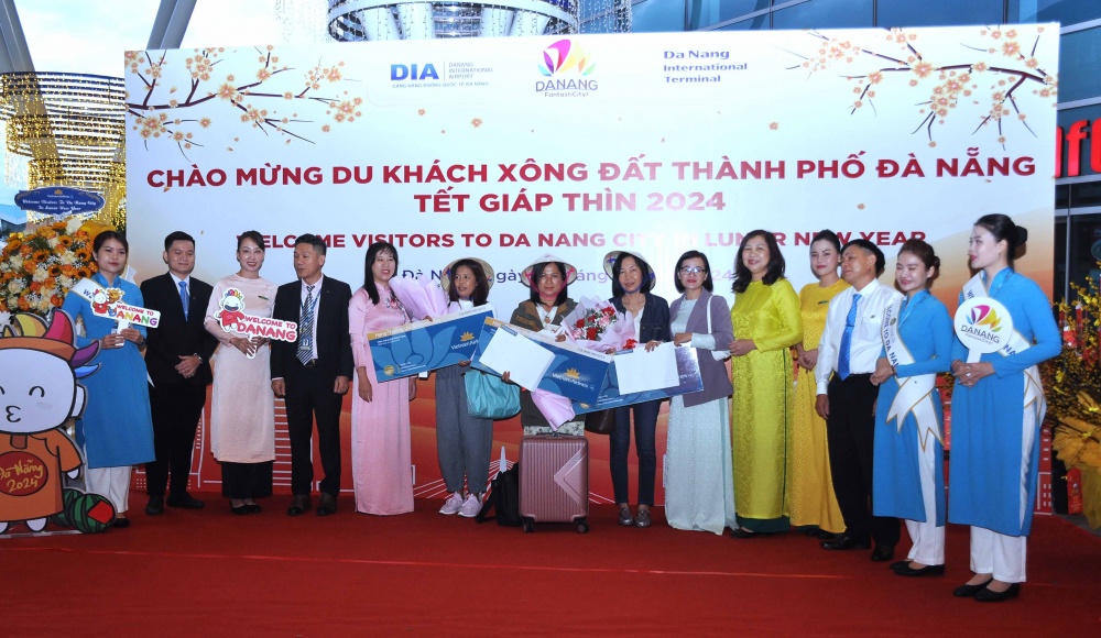 ngay trong sáng ngày Mồng 1 Tết Nguyên đán Giáp Thìn 2024, Cảng hàng không quốc tế Đà Nẵng đã chào đón hơn 125 chuyến bay nội địa và quốc tế