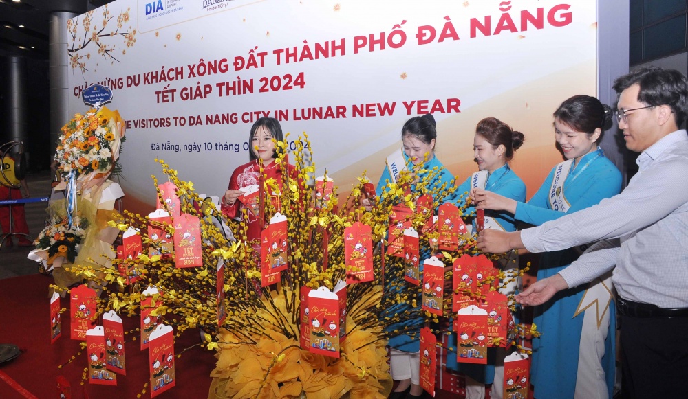 chương trình ‘hái lộc đầu xuân’ với quà tặng là các vouchers của các điểm tham quan, giải trí... 