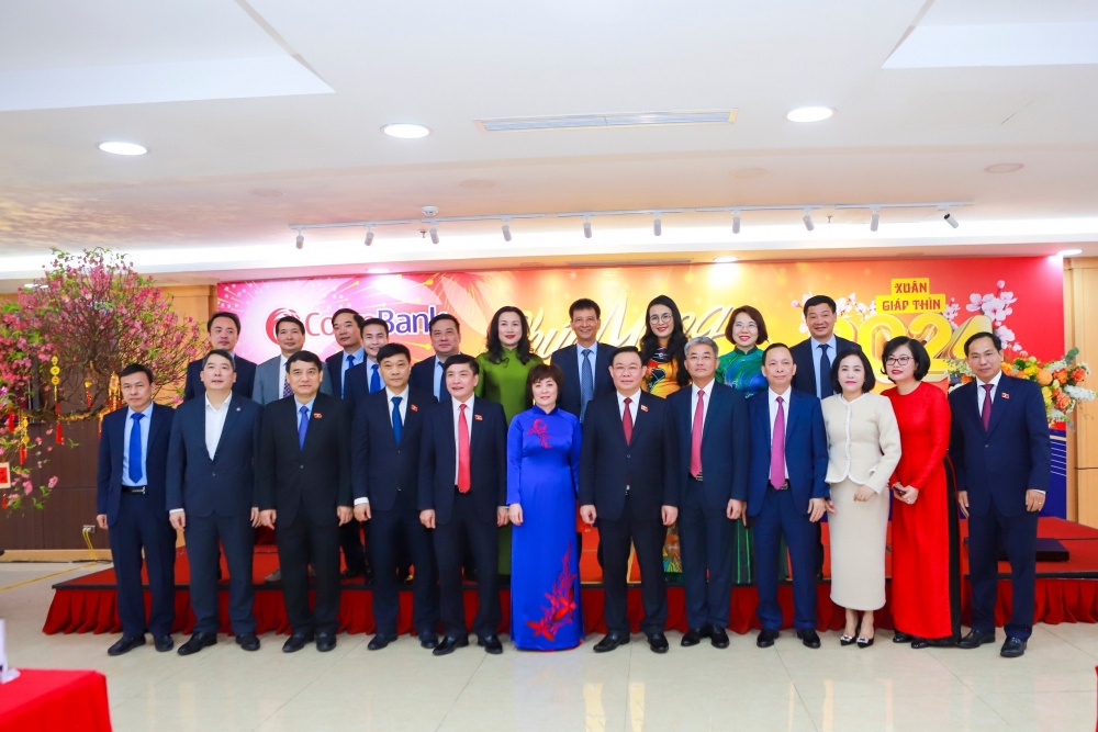 Chủ tịch Quốc hội Vương Đình Huệ chụp ảnh lưu niệm cùng các đại biểu, cán bộ, người lao động Co-opBank