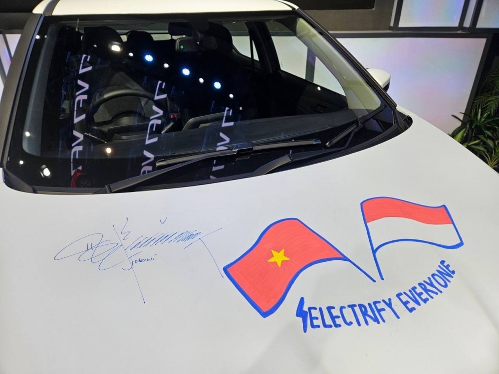 Tổng thống Indonesia ký tặng lên mẫu xe VF 5 phiên bản tay lái nghịch