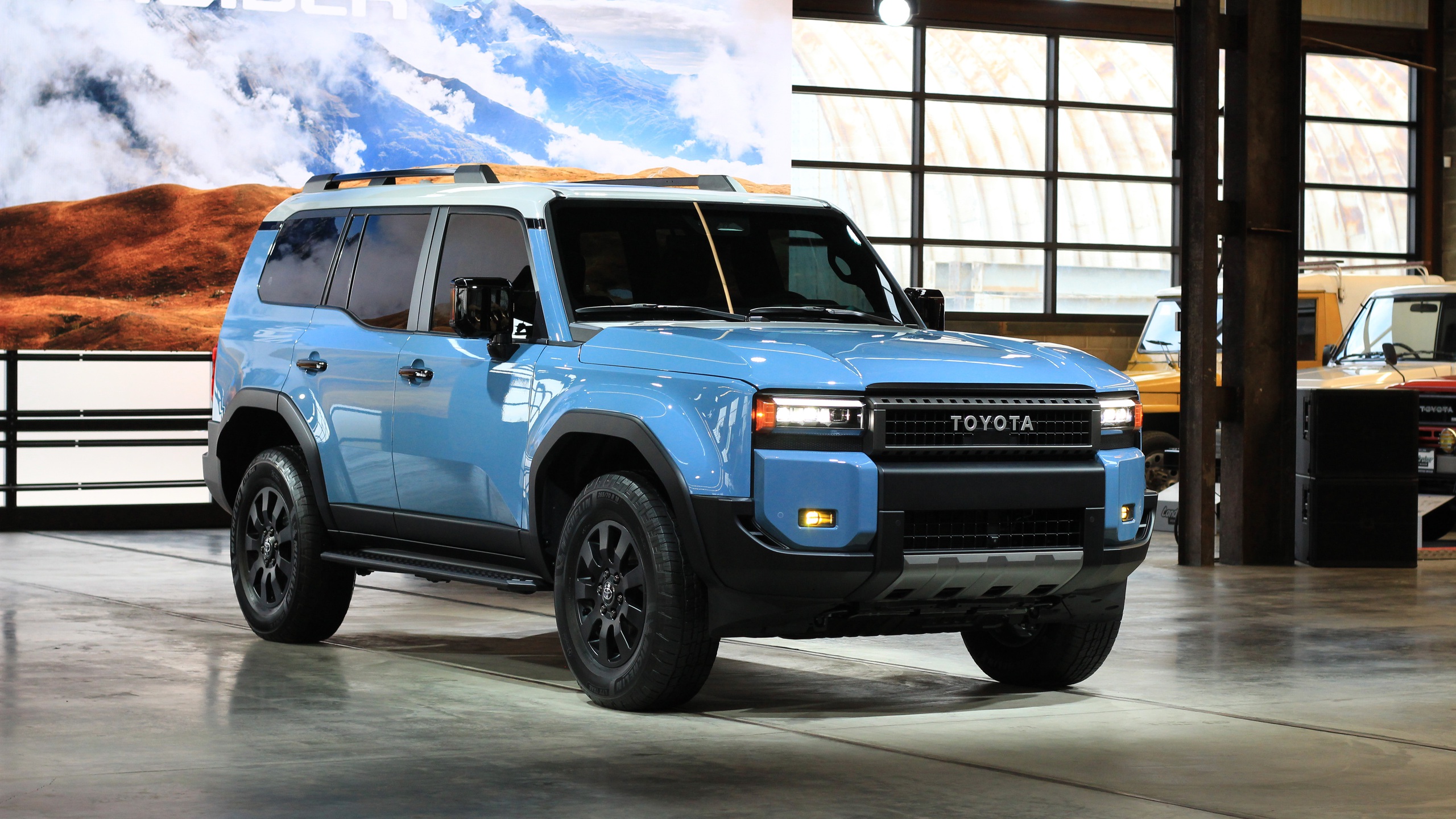 Toyota Land Cruiser Prado 2024 về Việt Nam tháng 7 năm nay: Giá dự kiến hơn 3 tỷ, máy tăng áp 2.4L, hộp số 8 cấp - Ảnh 1.