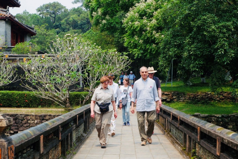 Khách du lịch tàu biển đi  tham quan di tích cố đô Huế