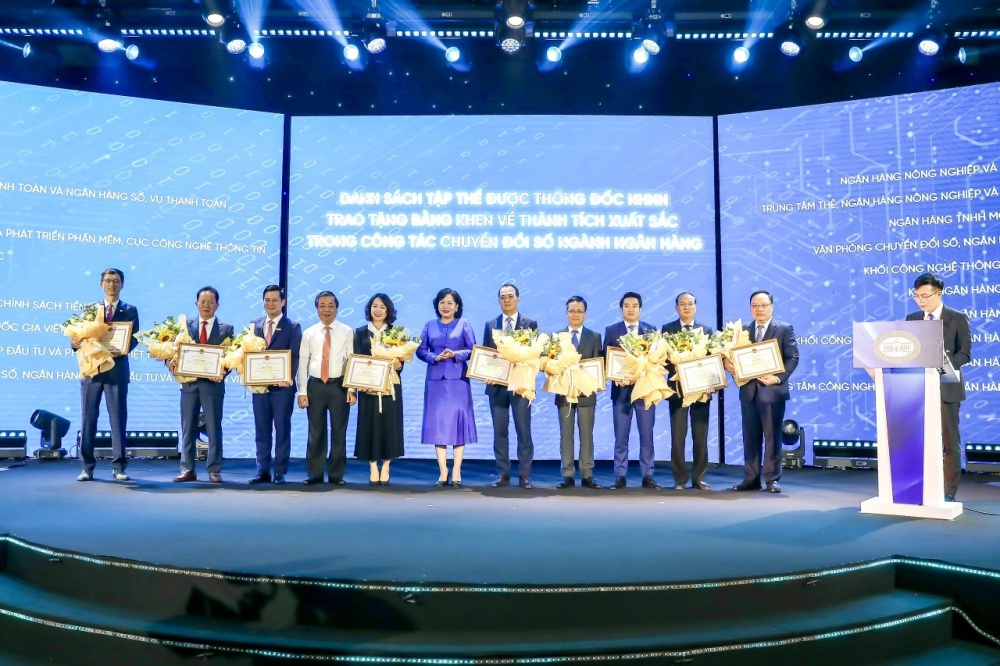 Đại diện lãnh đạo Agribank nhận bằng khen của Thống đốc NHNN về thành tích xuất sắc đột xuất trong công tác chuyển đổi số ngành Ngân hàng