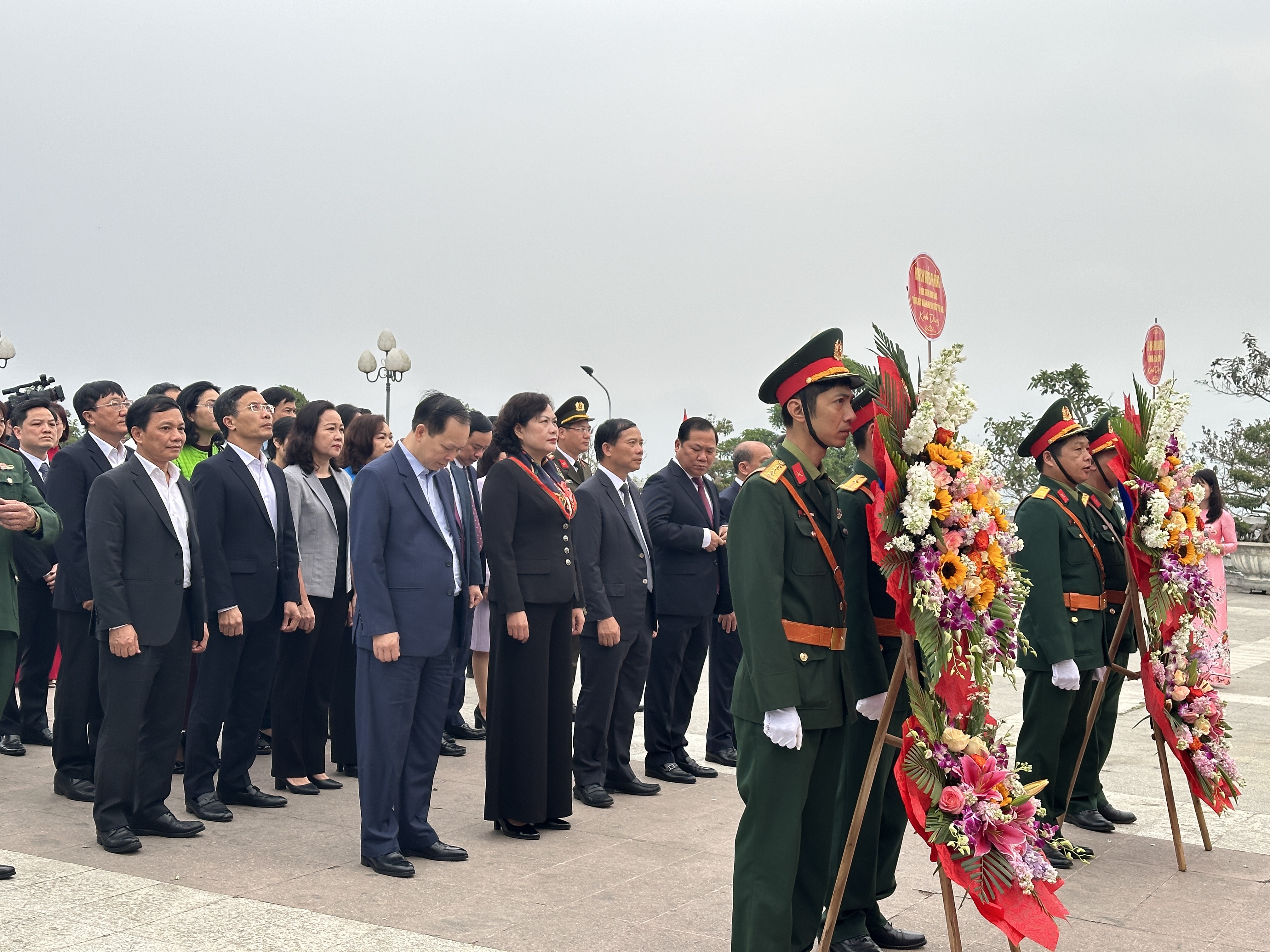 Các đồng chí lãnh đạo tỉnh, lãnh đạo các sở, ngành dự lễ dâng hương tại Tượng đài Bác Hồ. 