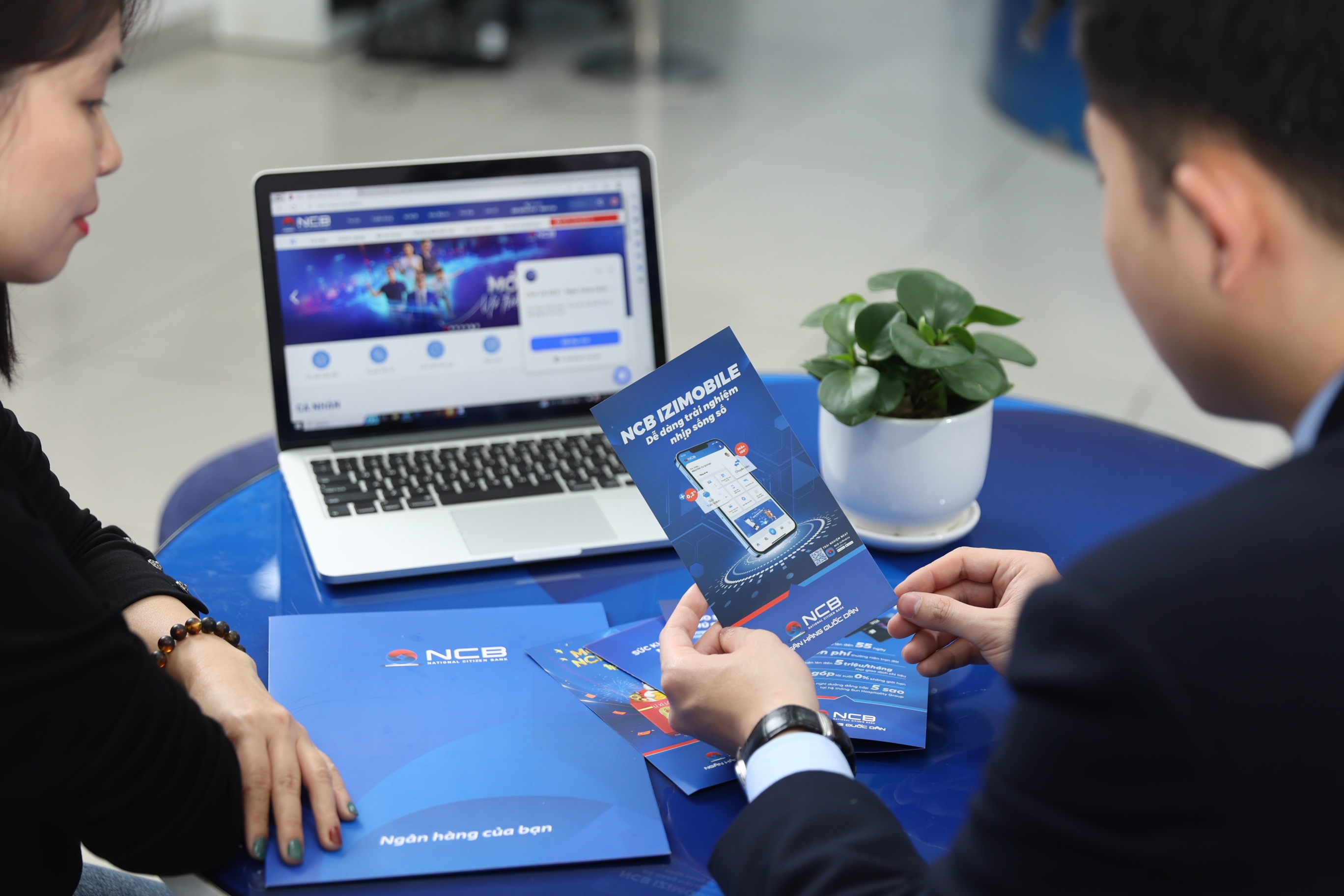 Kinh doanh “nhàn tênh” với tính năng chia sẻ báo có trên NCB iziMobile