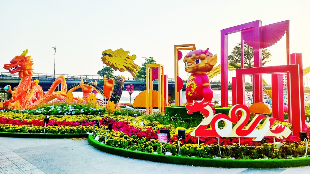 Đà Nẵng kéo dài thời gian đường hoa và xây dựng tập trung các mô hình linh vật rồng để  phục vụ du khách sau Tết
