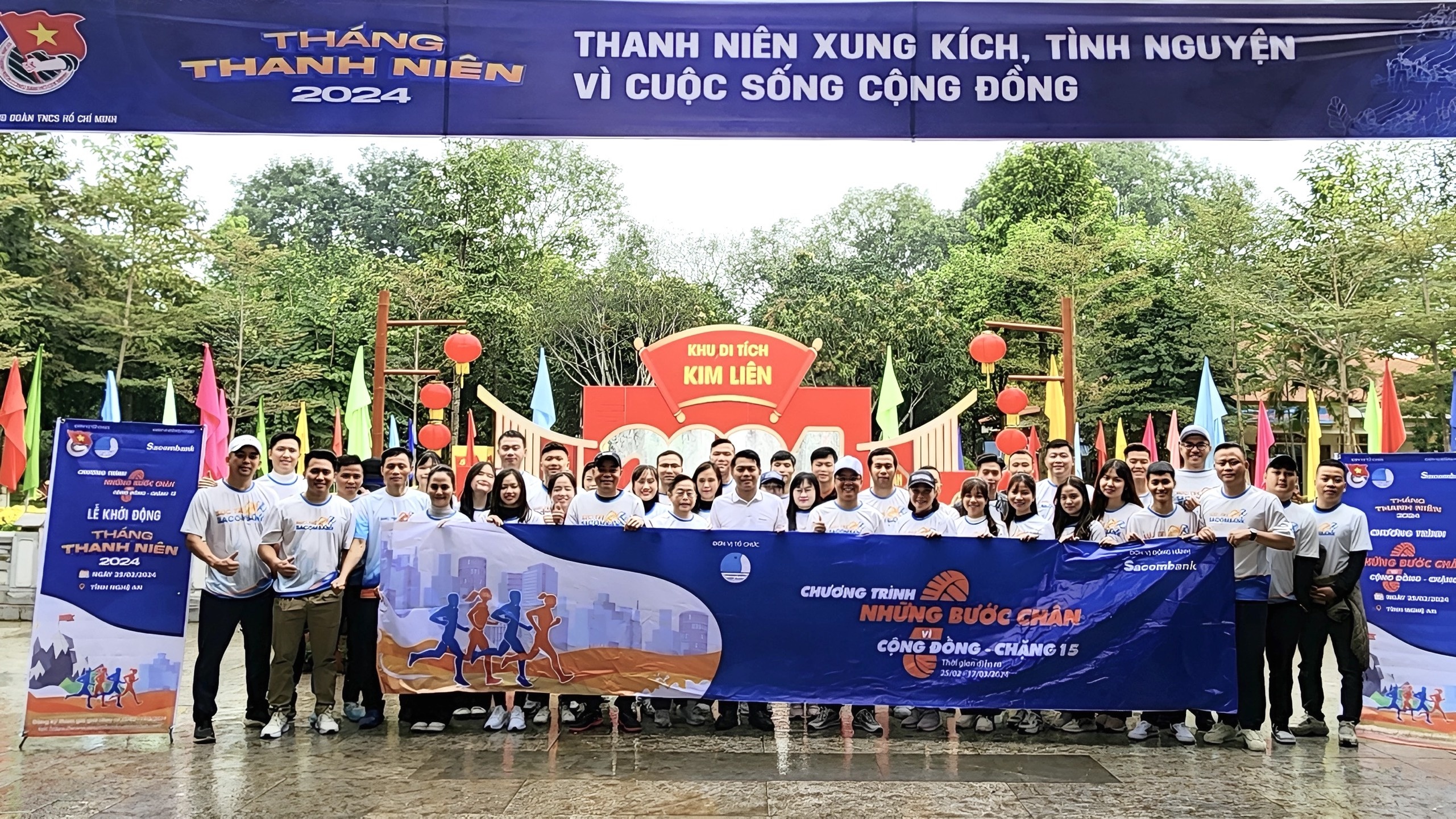 CBNV Sacombank CN Nghệ An chụp hình lưu niệm tại Khu di tích Kim Liên