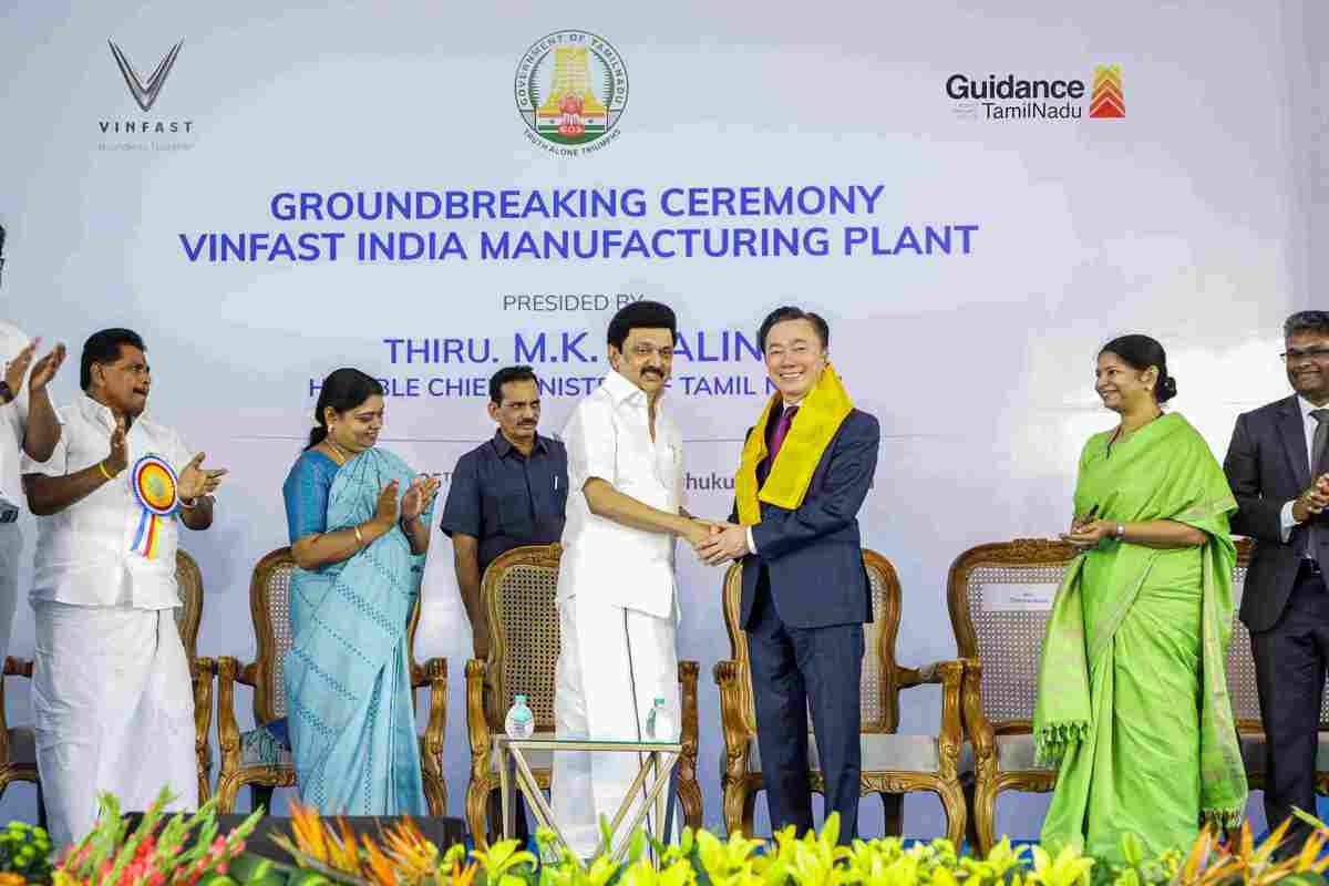 Thủ hiến bang Tamil Nadu, ông M.K. Stalin chúc mừng Tổng Giám đốc VinFast Ấn Độ, ông Phạm Sanh Châu trong buổi lễ động thổ nhà máy VinFast