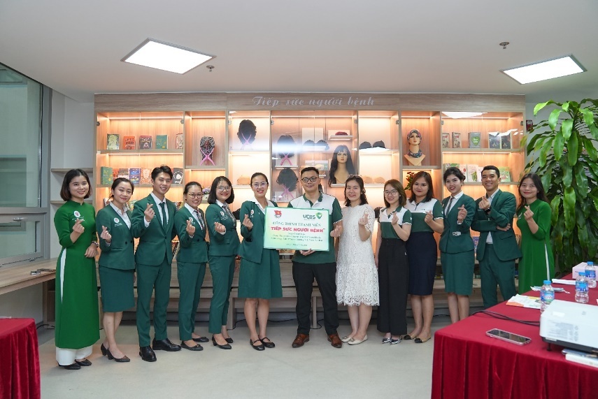 Đoàn viên thanh niên VCBS và Bệnh viện TWQĐ 108 tại buổi lễ trao tặng công trình “Tiếp sức người bệnh” Đoàn viên thanh niên VCBS và Bệnh viện TWQĐ 108 tại buổi lễ trao tặng công trình “Tiếp sức người bệnh”