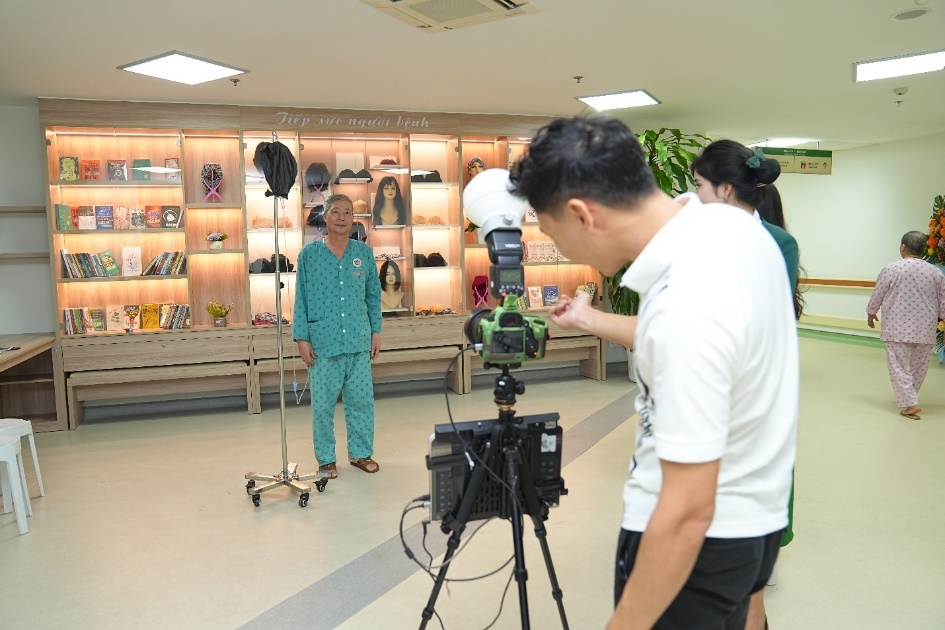 Chụp ảnh lưu niệm và nhiều hoạt động ý nghĩa tại tổ hợp “Tiếp sức người bệnh” đã mang đến niềm vui cho nhiều bệnh nhân đang điều trị tại bệnh viện Chụp ảnh lưu niệm và nhiều hoạt động ý nghĩa tại tổ hợp “Tiếp sức người bệnh” đã mang đến niềm vui cho nhiều bệnh nhân đang điều trị tại bệnh viện