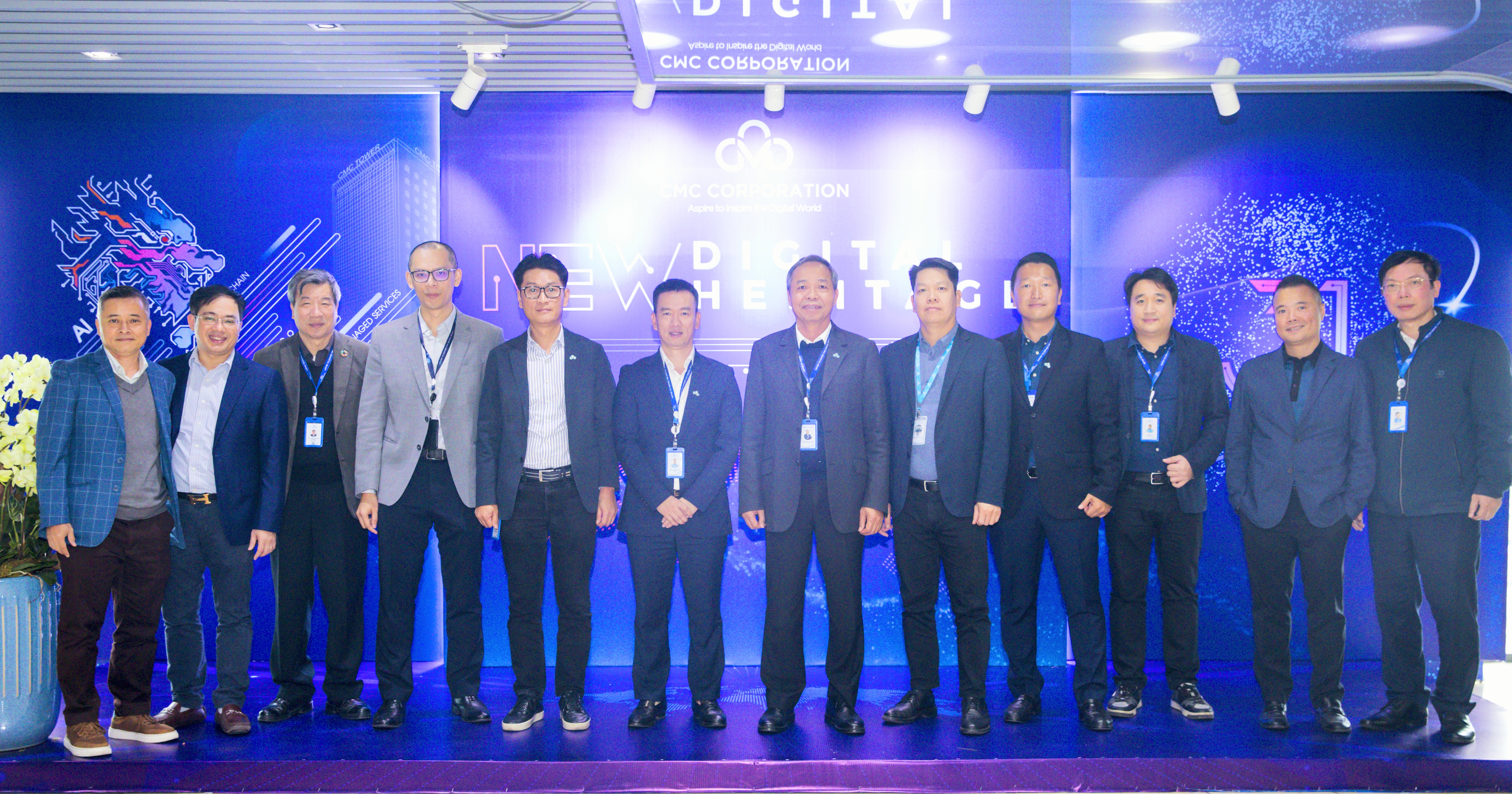 Ban điều hành Tập đoàn CMC và Đại diện các ĐVTV chụp ảnh chúc mừng quyền Tổng giám đốc CMC TS trong ngày lễ nhậm chức.