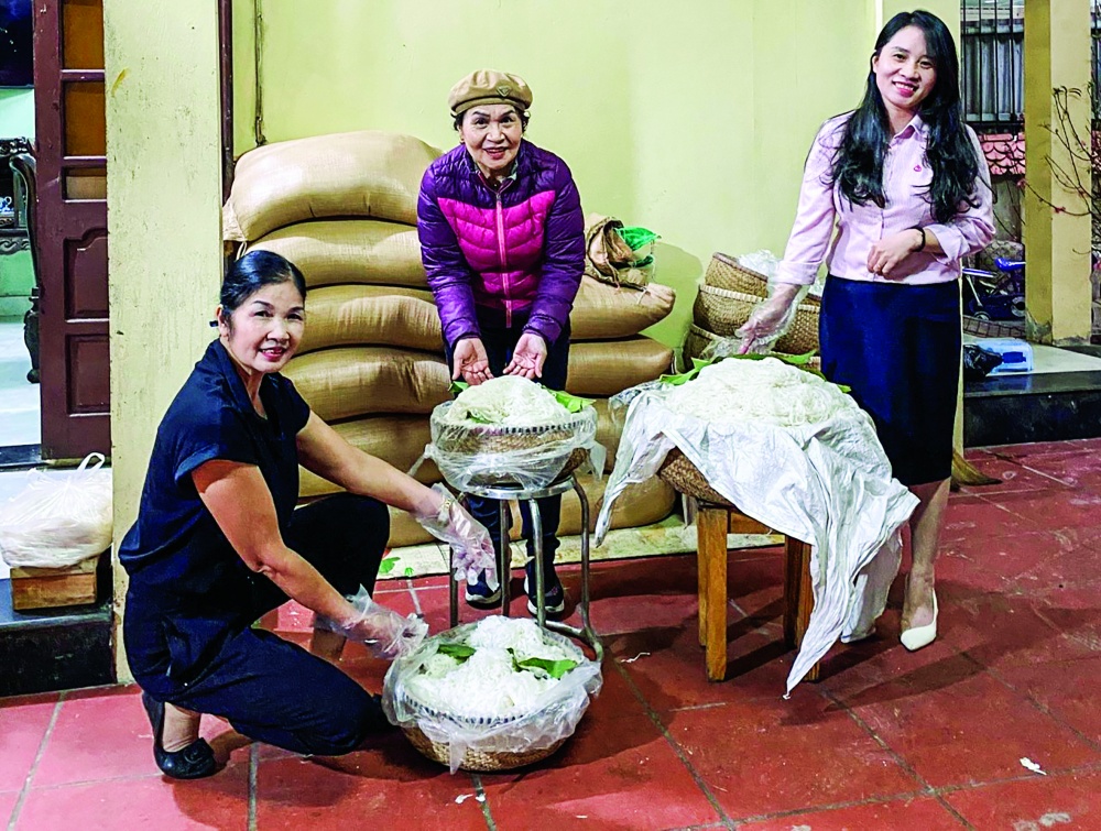 Bà Trần Thị Cúc (ngoài cùng bên trái) đang giới thiệu các công đoạn làm bún Bà Trần Thị Cúc (ngoài cùng bên trái) đang giới thiệu các công đoạn làm bún