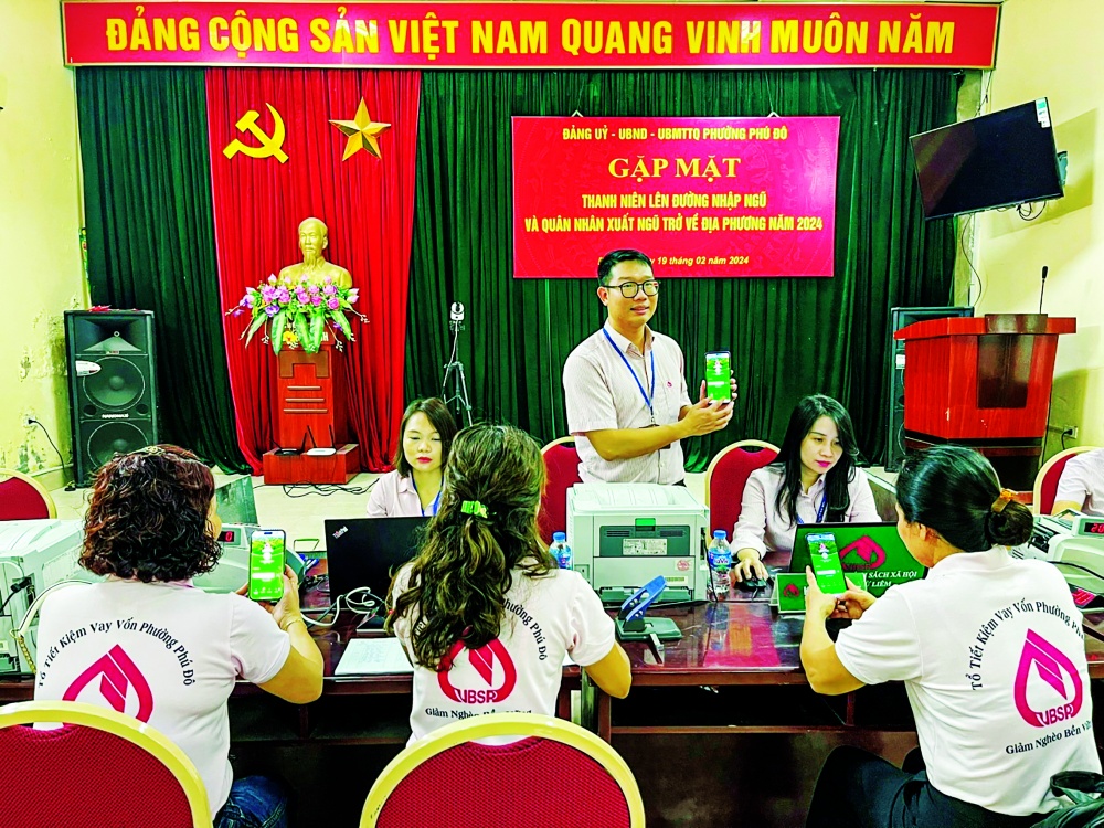 Bà Trần Thị Cúc (ngoài cùng bên trái) đang giới thiệu các công đoạn làm bún Bà Trần Thị Cúc (ngoài cùng bên trái) đang giới thiệu các công đoạn làm bún