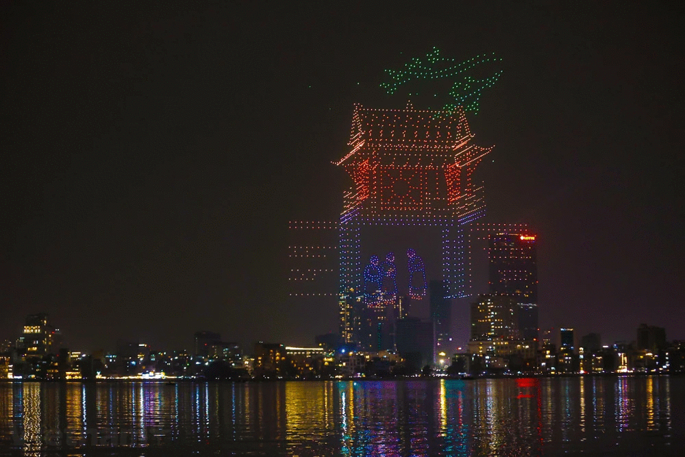 Hình ảnh được ghép từ thiết bị bay không người lái (drone) trong đêm Giao thừa 2024 tại Hà Nội. Hình ảnh được ghép từ thiết bị bay không người lái (drone) trong đêm Giao thừa 2024 tại Hà Nội.