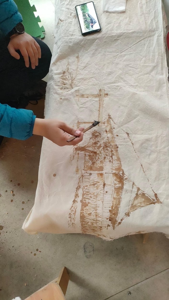 Du khách tham gia trải nghiệm vẽ sáp ong 