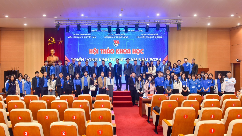 Các đại biểu tham dự hội thảo tiến hành chụp ảnh lưu niệm