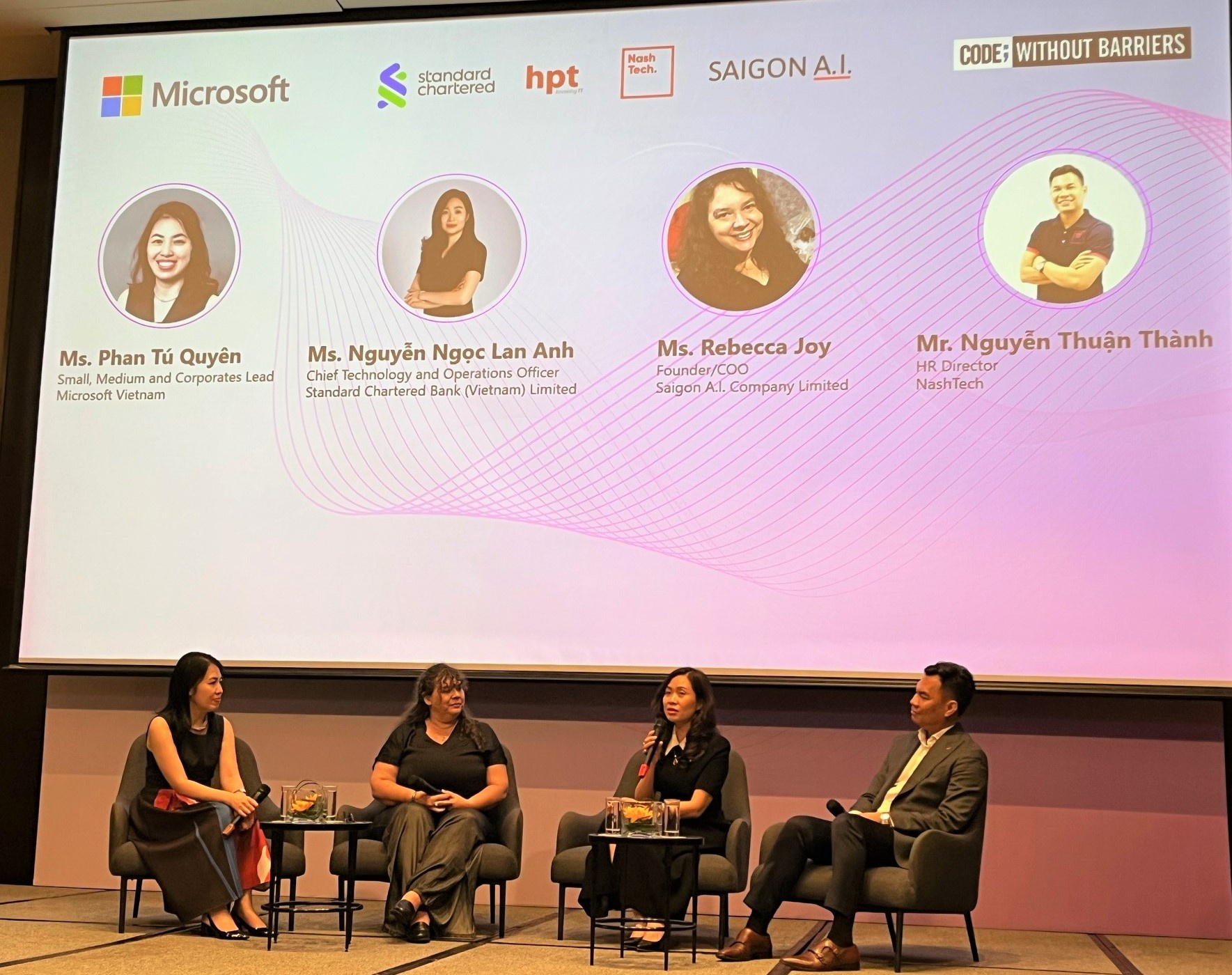 Standard Chartered hợp tác với Microsoft để trao quyền cho phụ nữ thông qua Chương trình 