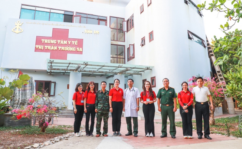 Phó Tổng giám đốc Nguyễn Thị  Phượng (thứ 4 từ trái sang) trong một chuyến thăm Trường Sa