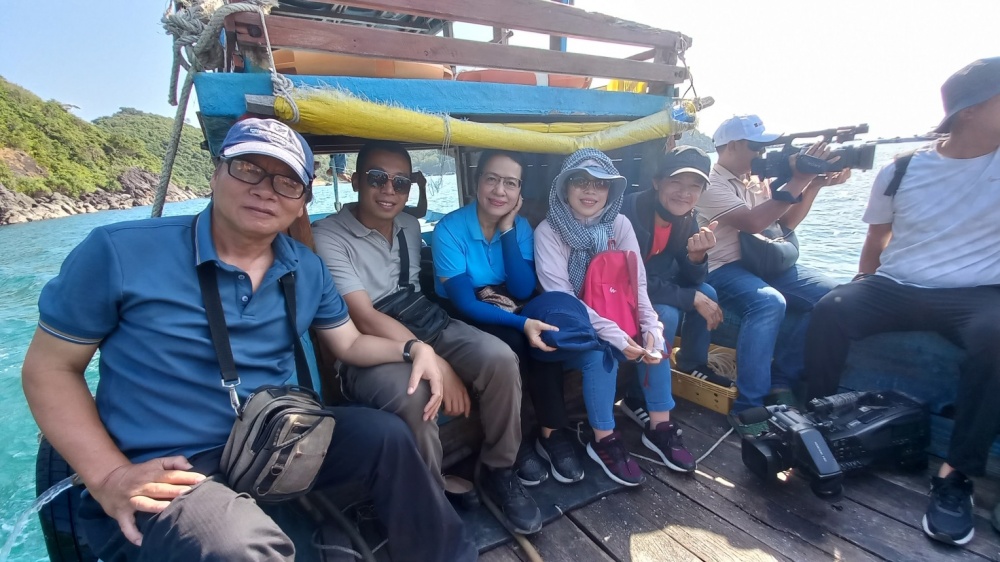 Phó Tổng giám đốc Nguyễn Thị  Phượng (thứ 4 từ trái sang) trong một chuyến thăm Trường Sa