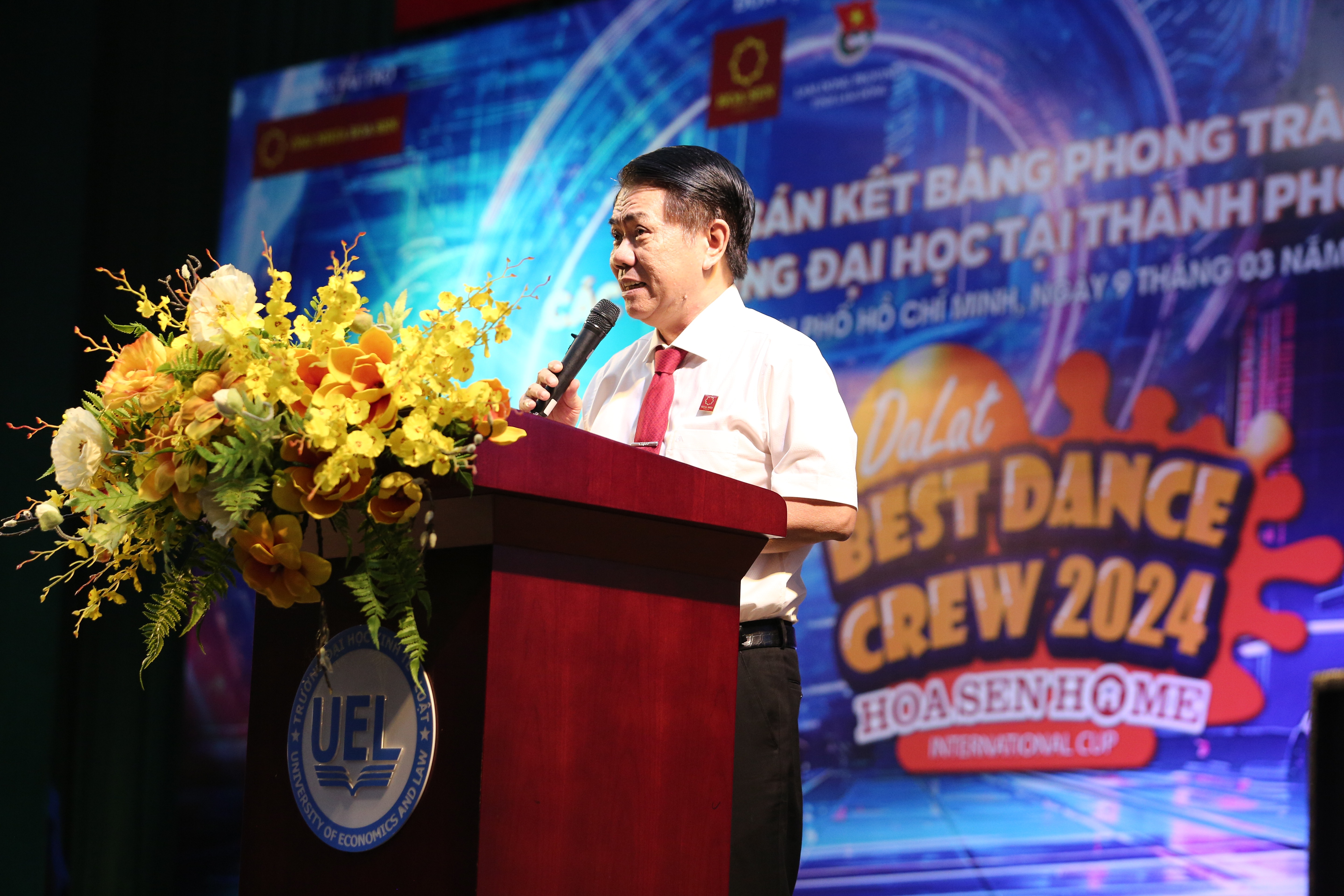 Ông Vũ Văn Thanh – Phó Tổng Giám Đốc Trực Tập đoàn Hoa Sen phát biểu tại Bán kết Bảng Phong trào mở rộng các trường Đại học tại thành phố Hồ Chí Minh trong khuôn khổ Chương trình Dalat Best Dance Crew 2024 – Hoa Sen Home International Cup. Ông Vũ Văn Thanh – Phó Tổng Giám Đốc Trực Tập đoàn Hoa Sen phát biểu tại Bán kết Bảng Phong trào mở rộng các trường Đại học tại thành phố Hồ Chí Minh trong khuôn khổ Chương trình Dalat Best Dance Crew 2024 – Hoa Sen Home International Cup.