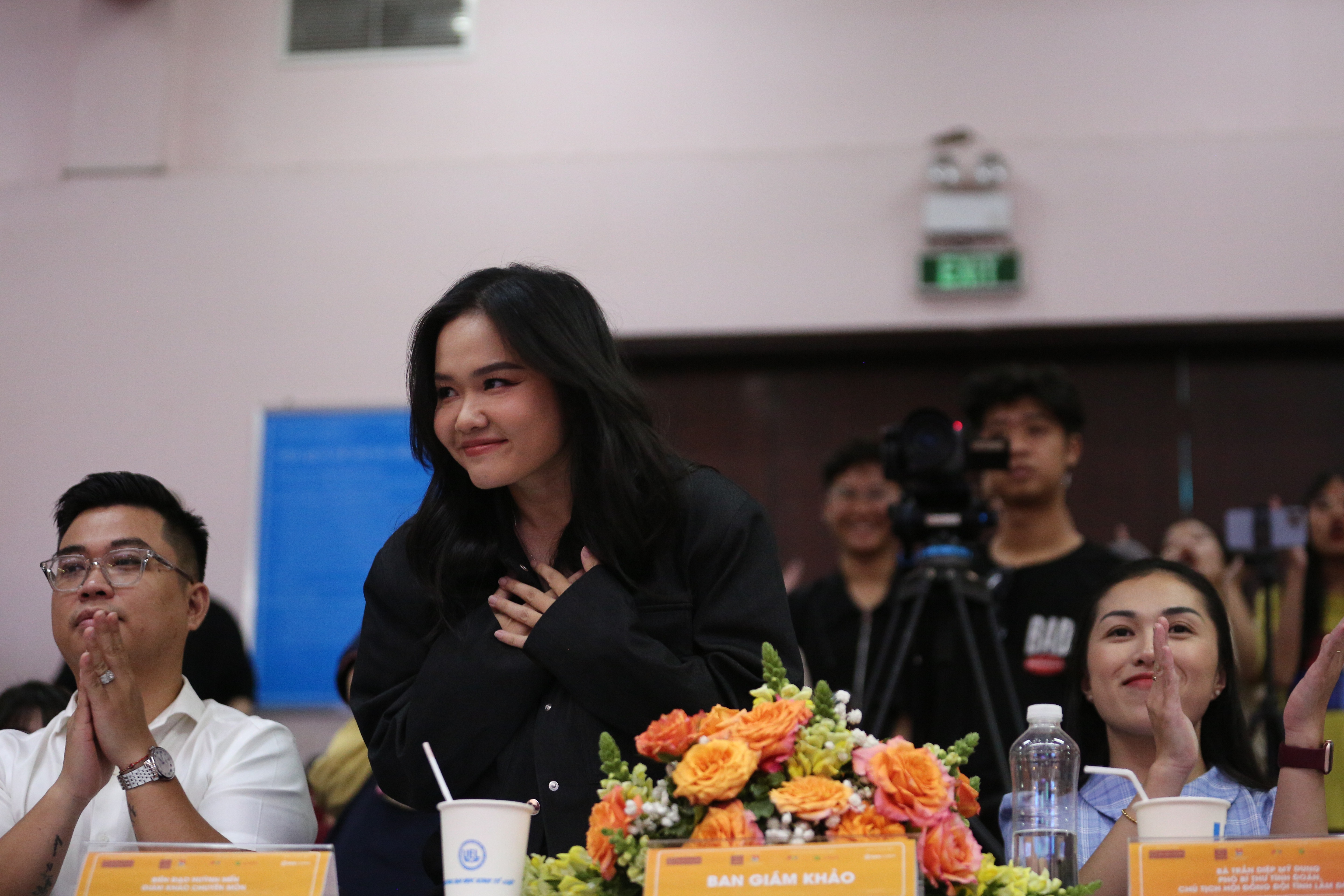 Biên đạo Huỳnh Mến – Giám khảo Chuyên môn tại Bán kết Bảng Phong trào mở rộng Cuộc thi DaLat Best Dance Crew 2024 - Hoa Sen Home International Cup diễn ra vào ngày 9/3 tại Trường Đại học Kinh tế - Luật TP.HCM. Biên đạo Huỳnh Mến – Giám khảo Chuyên môn tại Bán kết Bảng Phong trào mở rộng Cuộc thi DaLat Best Dance Crew 2024 - Hoa Sen Home International Cup diễn ra vào ngày 9/3 tại Trường Đại học Kinh tế - Luật TP.HCM.