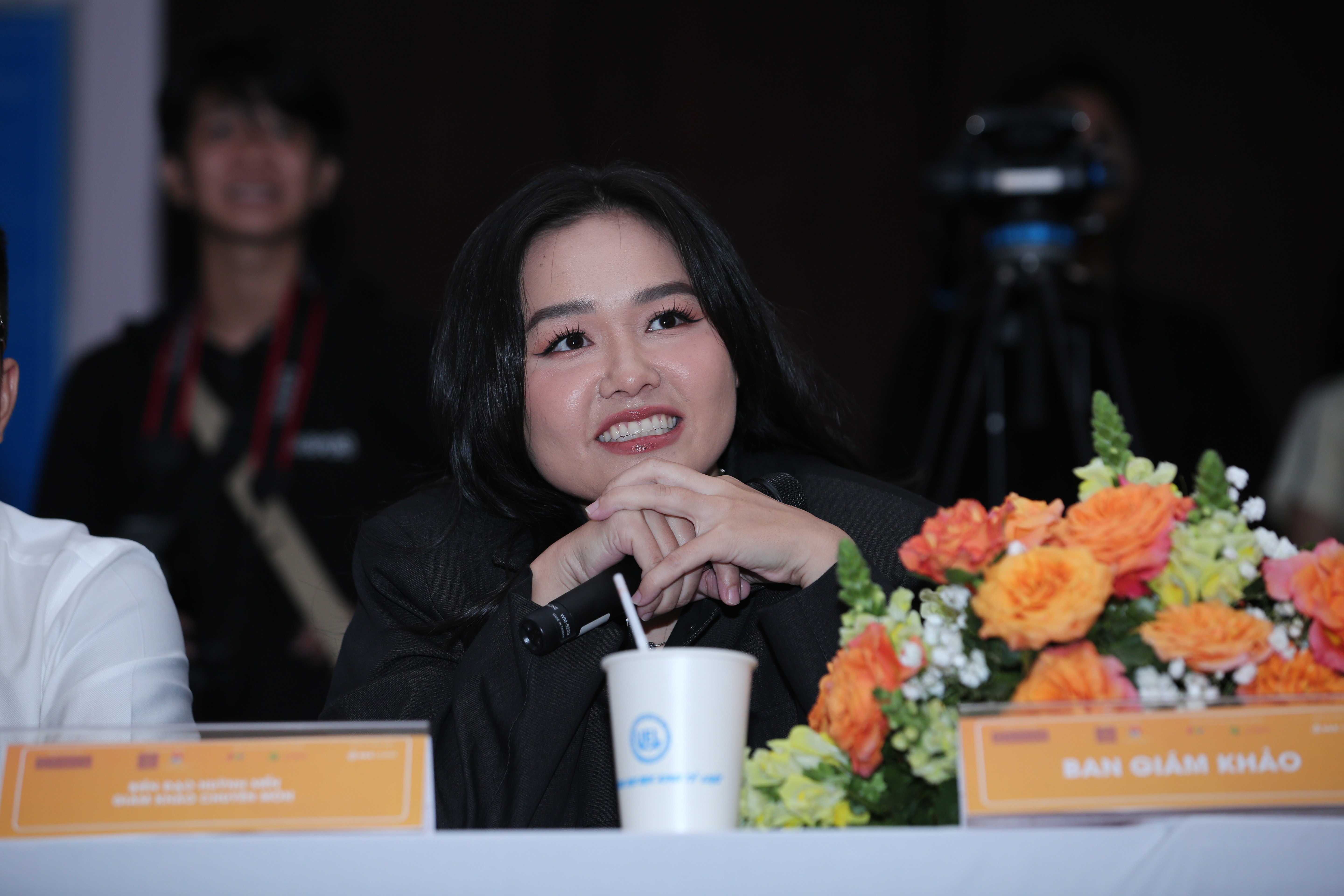 Biên đạo Huỳnh Mến – Giám khảo chuyên môn tại vòng bán kết bảng Phong trào mở rộng của cuộc thi Dalat Best Dance Crew 2024 - Hoa Sen Home International Cup diễn ra tại trường Đại học Kinh tế - Luật. Biên đạo Huỳnh Mến – Giám khảo chuyên môn tại vòng bán kết bảng Phong trào mở rộng của cuộc thi Dalat Best Dance Crew 2024 - Hoa Sen Home International Cup diễn ra tại trường Đại học Kinh tế - Luật.