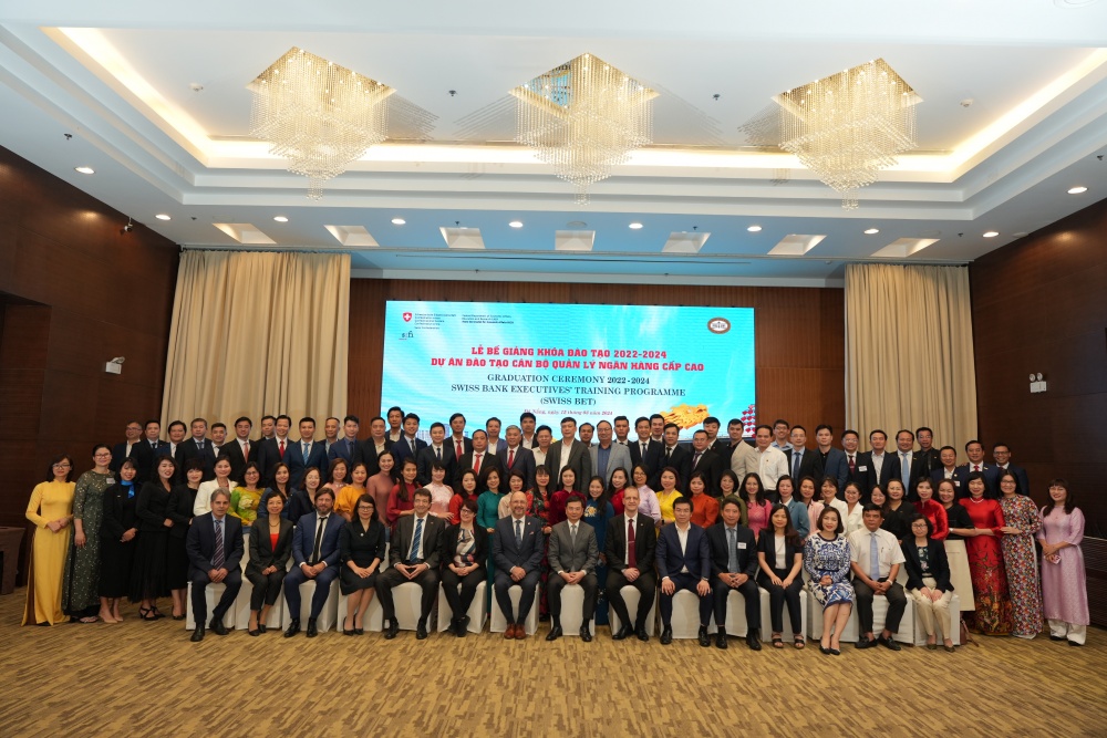 Bế giảng Khóa đào tạo 2022-2024 trong khuôn khổ Dự án Đào tạo Cán bộ Quản lý Ngân hàng cấp cao Bế giảng Khóa đào tạo 2022-2024 trong khuôn khổ Dự án Đào tạo Cán bộ Quản lý Ngân hàng cấp cao