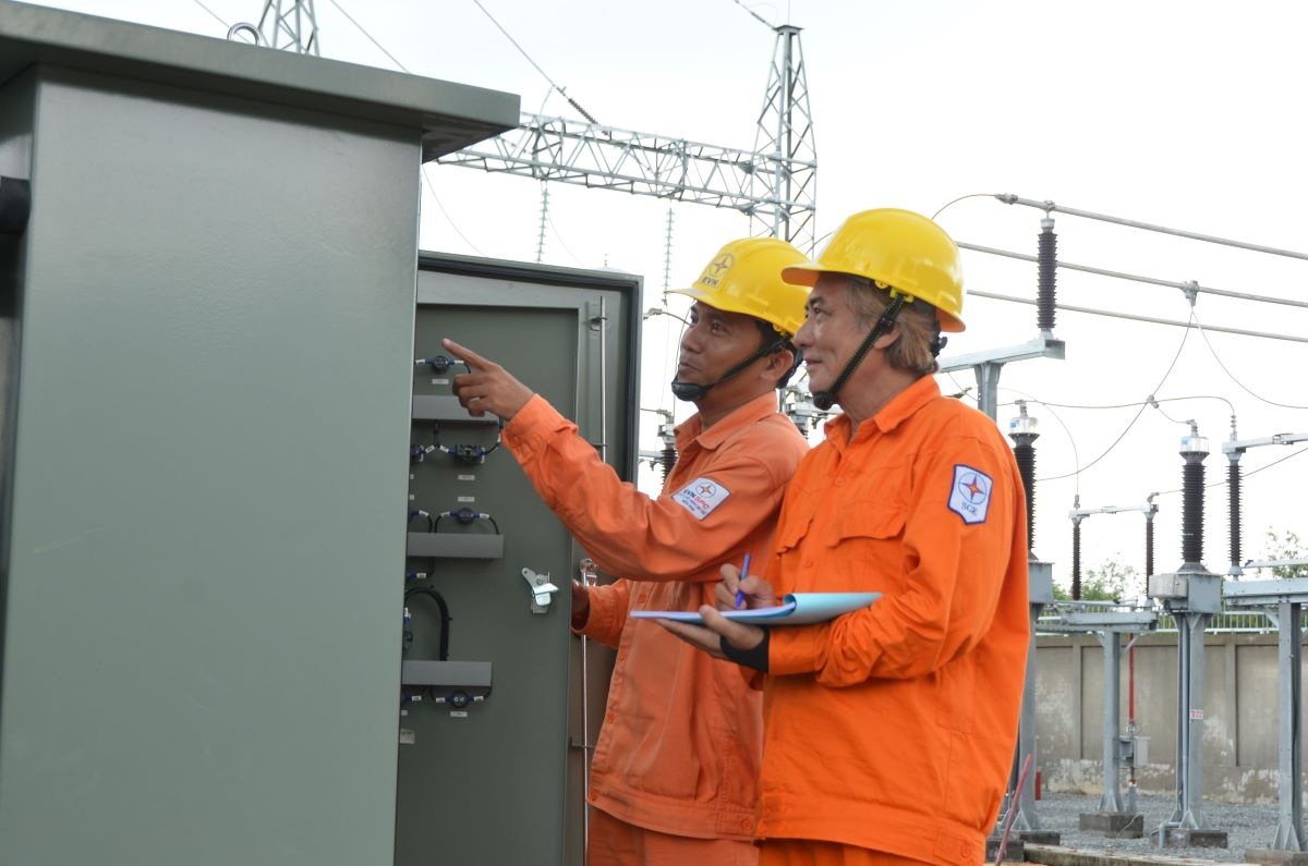 Việc giá điện cần điều chỉnh theo lộ trình để giảm thiểu tác động tới kinh tế vĩ mô và khách hàng sử dụng điện. Việc giá điện cần điều chỉnh theo lộ trình để giảm thiểu tác động tới kinh tế vĩ mô và khách hàng sử dụng điện.