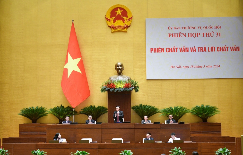 Ủy ban Thường vụ Quốc hội chất vấn nhóm vấn đề thuộc lĩnh vực tài chính