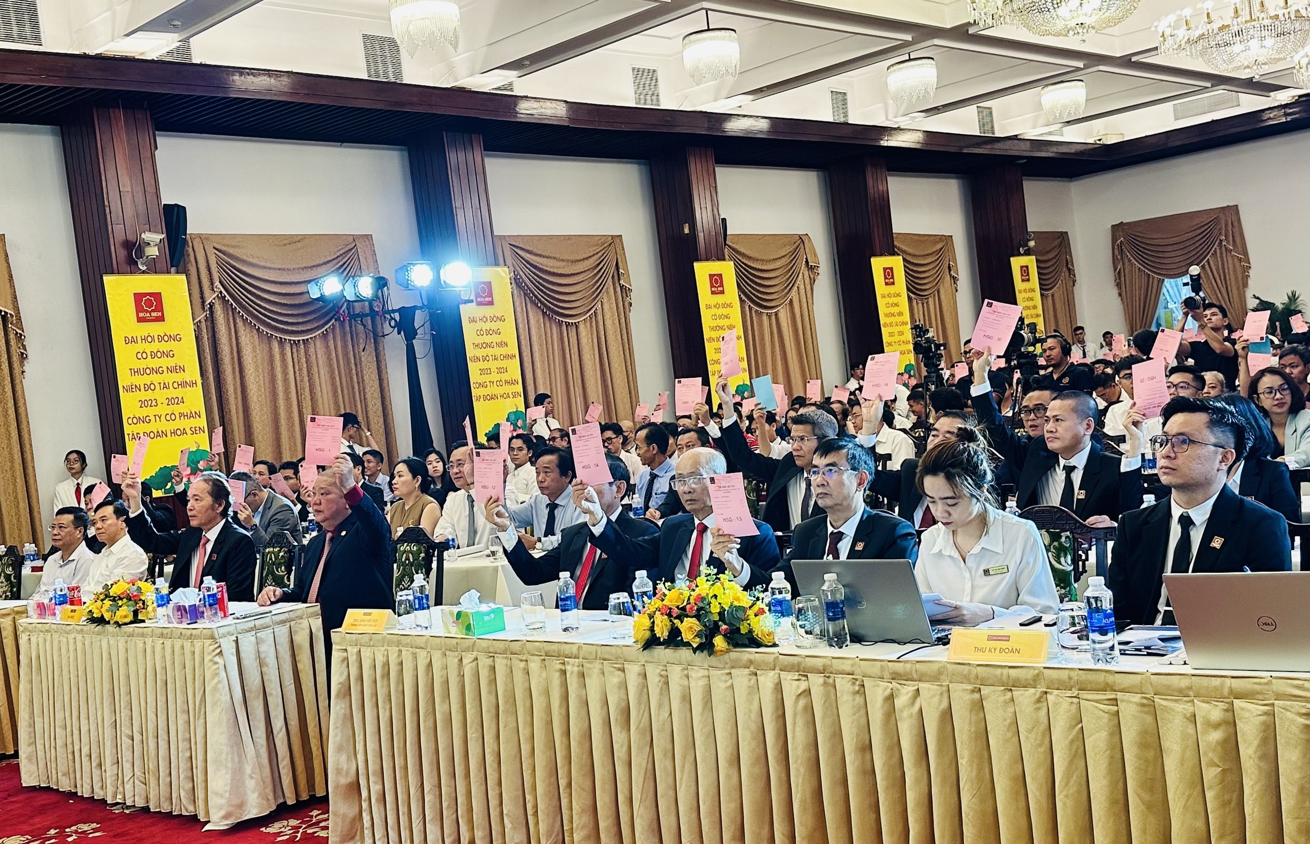 Các Đại biểu tham dự Đại hội tham gia biểu quyết  