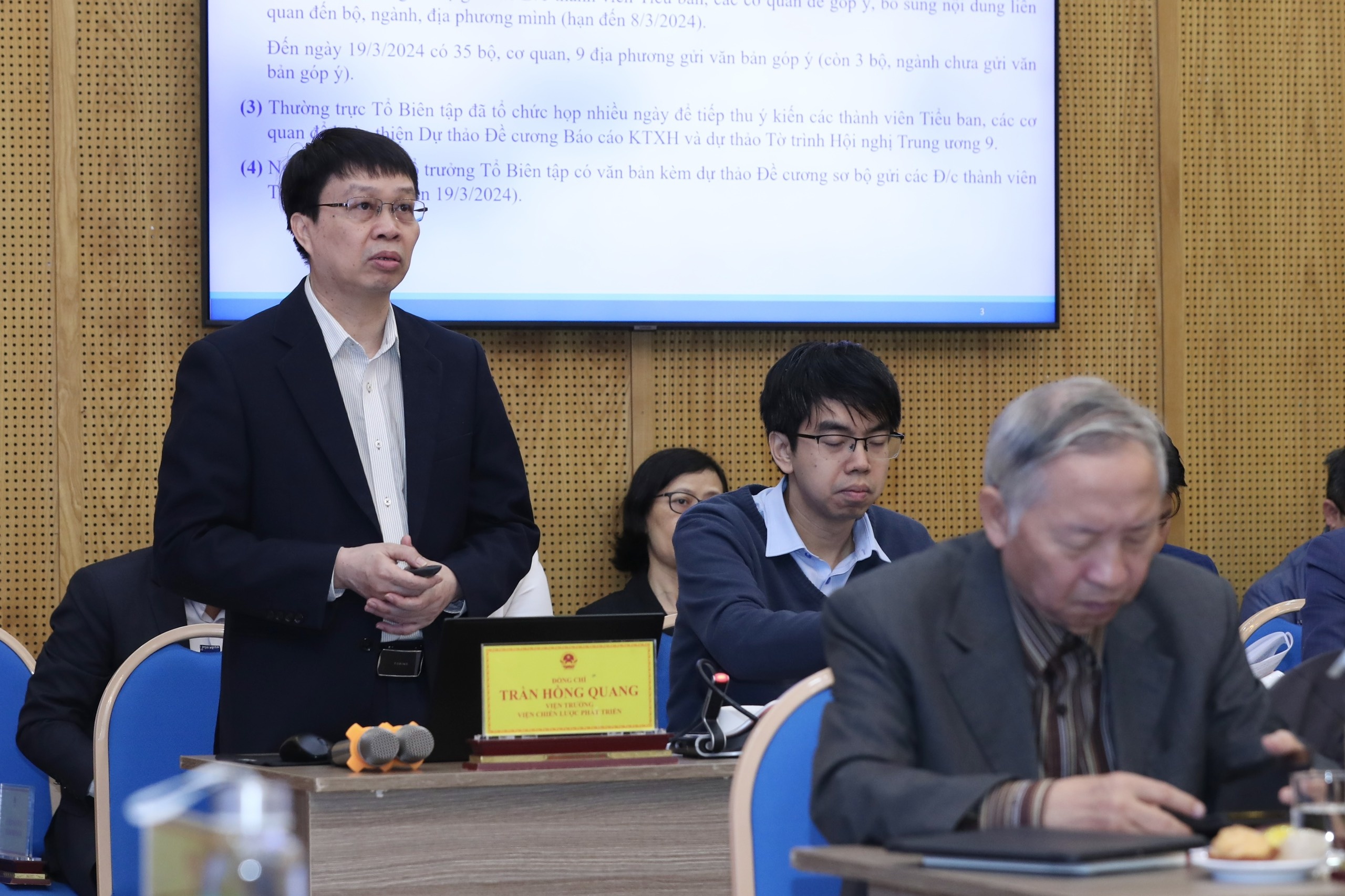 Tổ Biên tập của Tiểu ban Kinh tế - Xã hội họp phiên đầu tiên