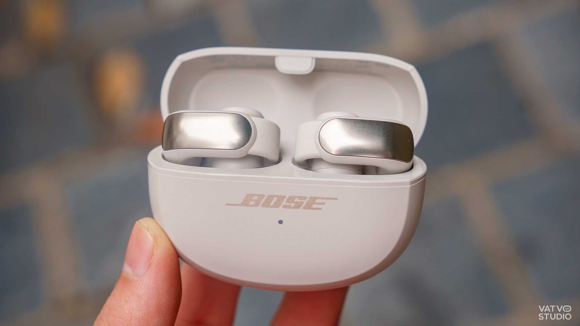 Bose Ultra Open Earbuds: Tai nghe có thiết kế độc lạ, giá gần 8 triệu đồng