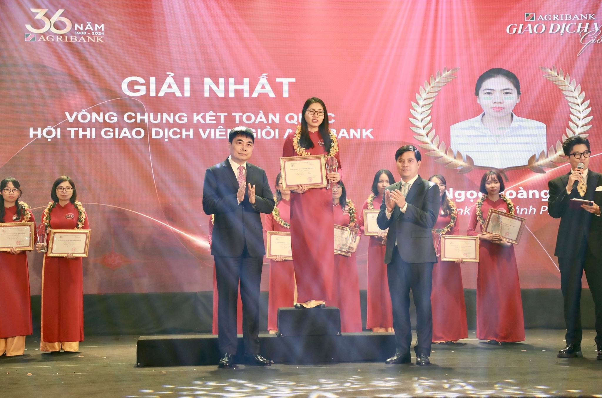 Mỗi giao dịch viên là “cầu nối” quan trọng giữa Agribank và khách hàng Mỗi giao dịch viên là “cầu nối” quan trọng giữa Agribank và khách hàng
