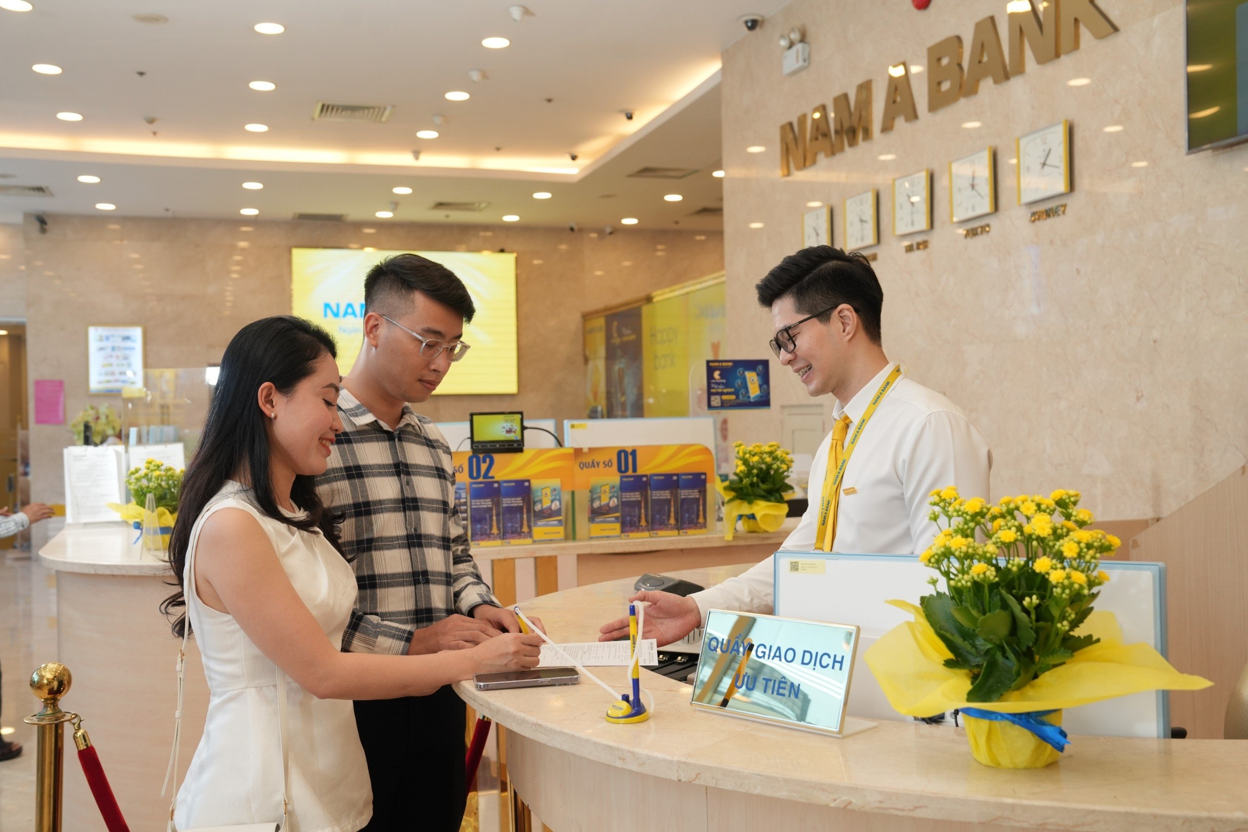 Khách hàng giao dịch tại Nam A Bank